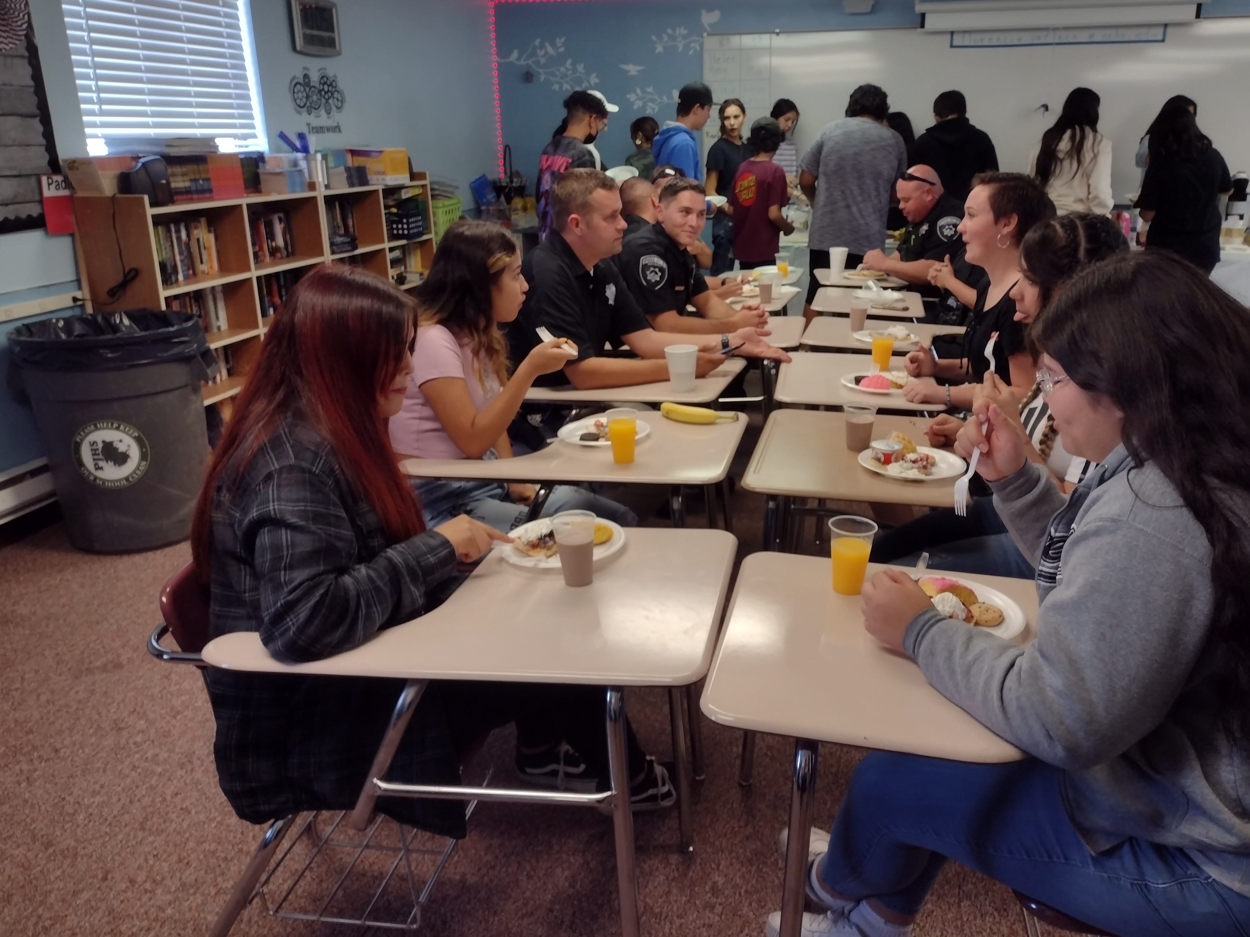 Payson Police Officers eating breakfast with students